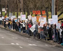 Решение суда Миннесоты защищает мирных протестующих от действий ICE reshenie suda minnesoty zashhishhaet mirnyh protestuyushhih ot dejstvij -signaldaily-ru-0