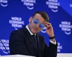 Трамп с юмором оценил стиль Эммануэля Макрона в очках в Давосе tramp s yumorom oczenil stil emmanuelya makrona v ochkah v davose-signaldaily-ru-0