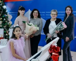 yurij trutnev i elka zhelanij podarili sofie iz vladivostoka volshebnyj syurpriz-signaldaily-ru-0