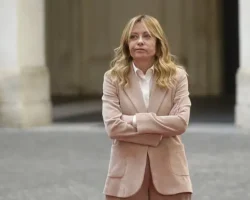 Джорджа Мелони на яркой церемонии открытия Олимпиады в Милане dzhordzha meloni na yarkoj czeremonii otkrytiya olimpiady v milane-signaldaily-ru-0