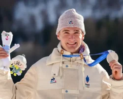 FIS объяснил решение по срезу трассы Матисом Деложем на Олимпиаде! obyasnil reshenie po srezu trassy matisom delozhem na olimpiade-signaldaily-ru-0