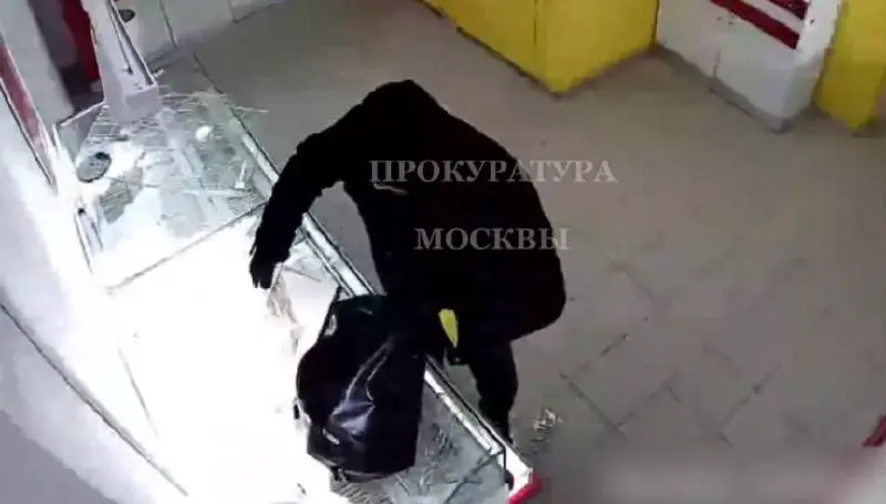 Мужчина украл украшения на 1,8 миллиона из ювелирного магазина в Москве