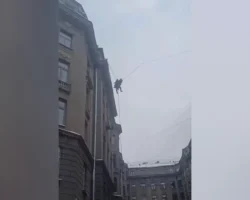 В Петербурге благодаря МЧС спасли дворника, сорвавшегося с крыши дома v peterburge blagodarya mchs spasli dvornika sorvavshegosya s kryshi doma-signaldaily-ru-0