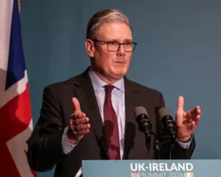 Кир Стармер и Дональд Трамп примут решения по Ормузскому проливу kir starmer i donald tramp primut resheniya po ormuzskomu prolivu-signaldaily-ru-0