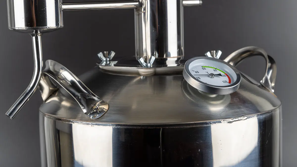 Пенсионер пострадал при взрыве самогонного аппарата на юго-востоке Москвы