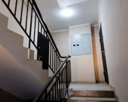 Полиция Фокино и СК РФ расследуют поджог, защищая жильцов policziya fokino i sk rf rassleduyut podzhog zashhishhaya zhilczov-signaldaily-ru-0