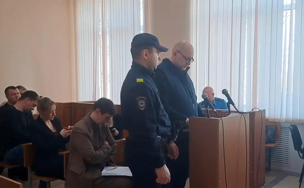 Алексей Смирнов (в центре) (Объединенная пресс-служба судебной системы Курской области)