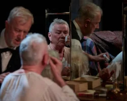 Премьера "Костюмера" в Приморском театре: яркий вечер с Данцигером premera kostyumera v primorskom teatre yarkij vecher s danczigerom-signaldaily-ru-0