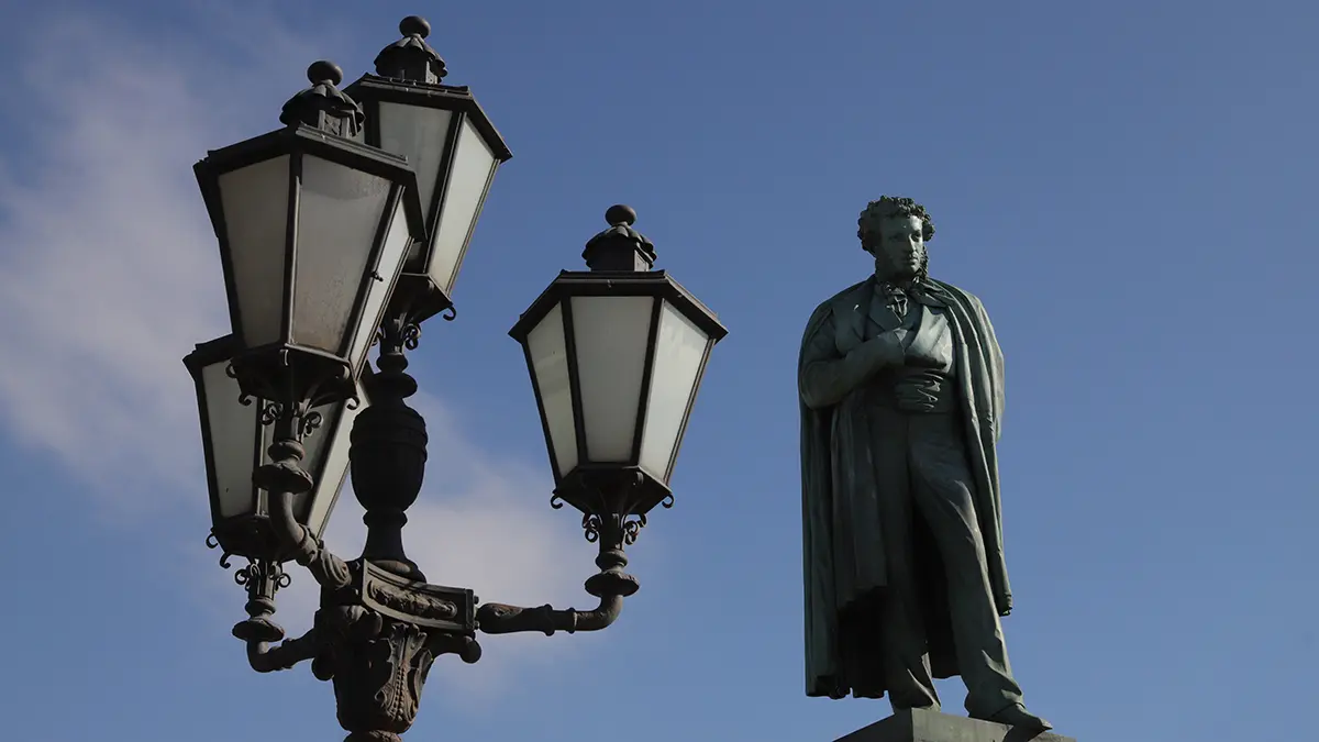 Движение на Пушкинской и Калужской площадях в Москве временно перекрыли