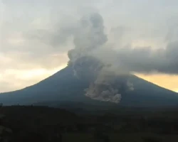 Вулкан Семеру-исполин Индонезии сияет над Восточной Явой vulkan semeruispolin indonezii siyaet nad vostochnoj yavoj-signaldaily-ru-0