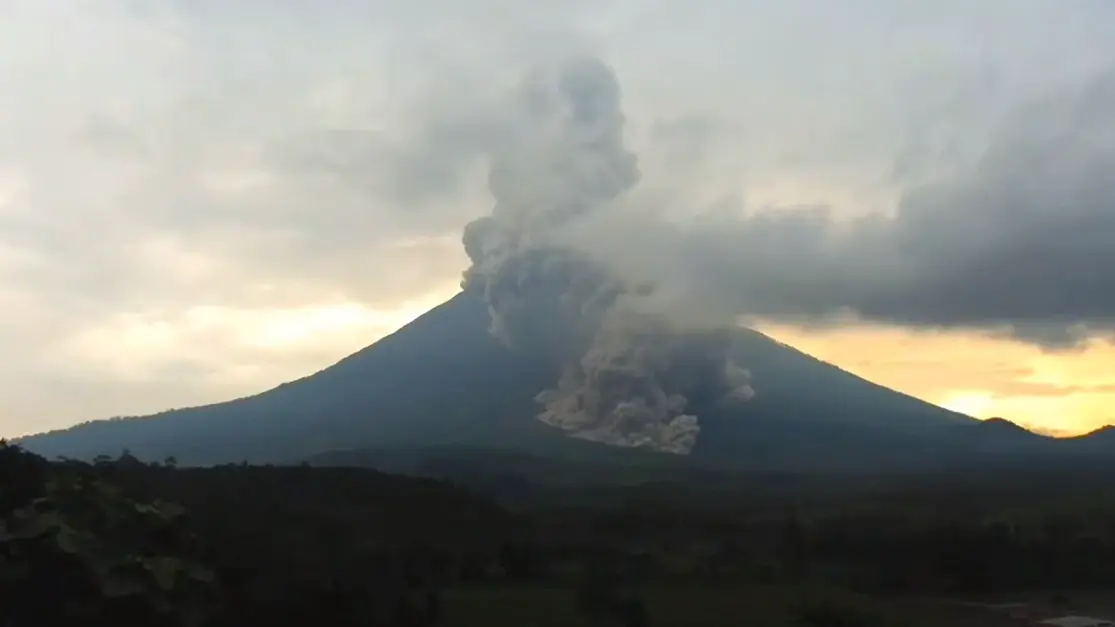 Извержение вулкана Семеру произошло в Индонезии