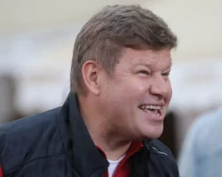 aleksandr plyushhenko otkryvaet novye gorizonty  put yunogo figurista-signaldaily-ru-0