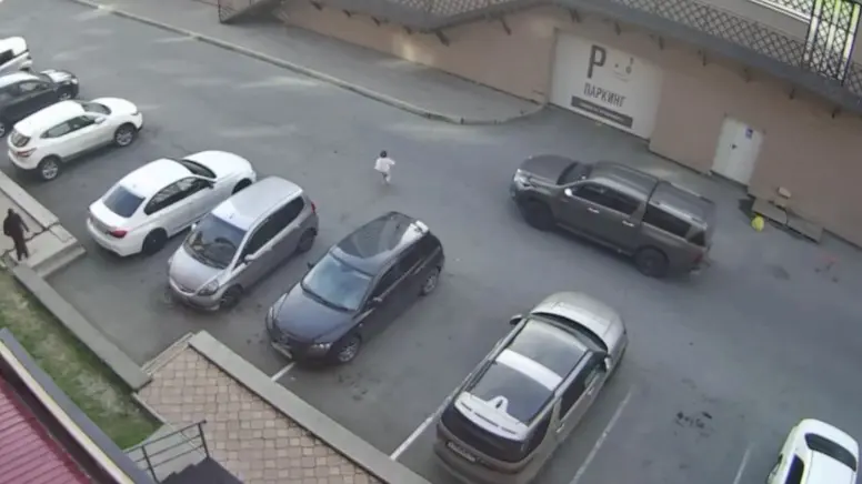 Перебегавшую через дорогу трехлетнюю девочку сбили в Абакане