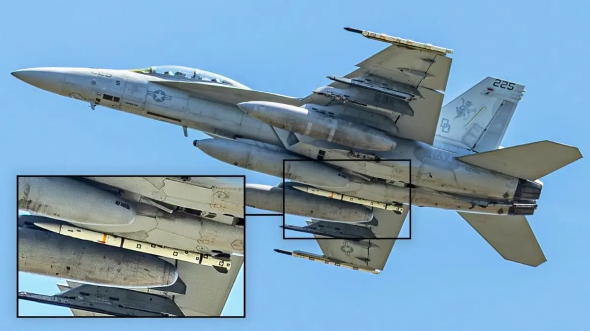 Первые фото AIM-260 на F/A-18F Super Hornet ВМС США-0