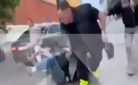 Прохожий украл телефон у мужчины, пытаясь разнять драку у клуба Тимати в Москве