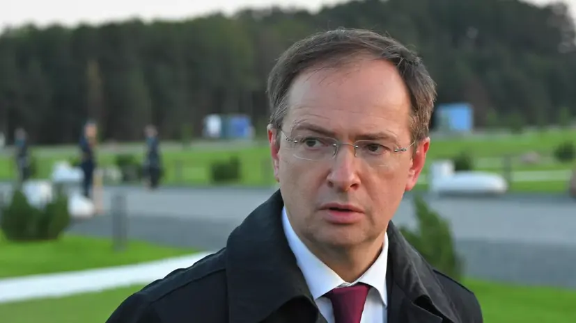 EUobserver: ЕС предложил внести в санкционные списки Мединского и Дворковича