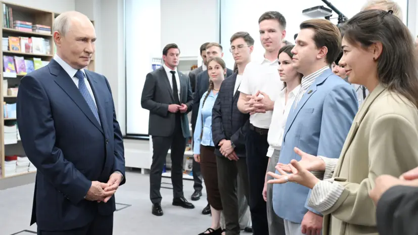Путин признался, что не хотел уходить после встречи с молодыми учёными