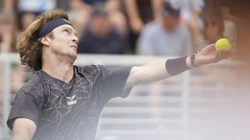 Рублёв ударил по рекламному щиту и разбил руку в кровь в матче турнира ATP