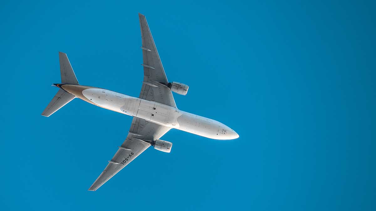 СМИ: Пилоты летевшего из Москвы самолета увидели дрон в небе