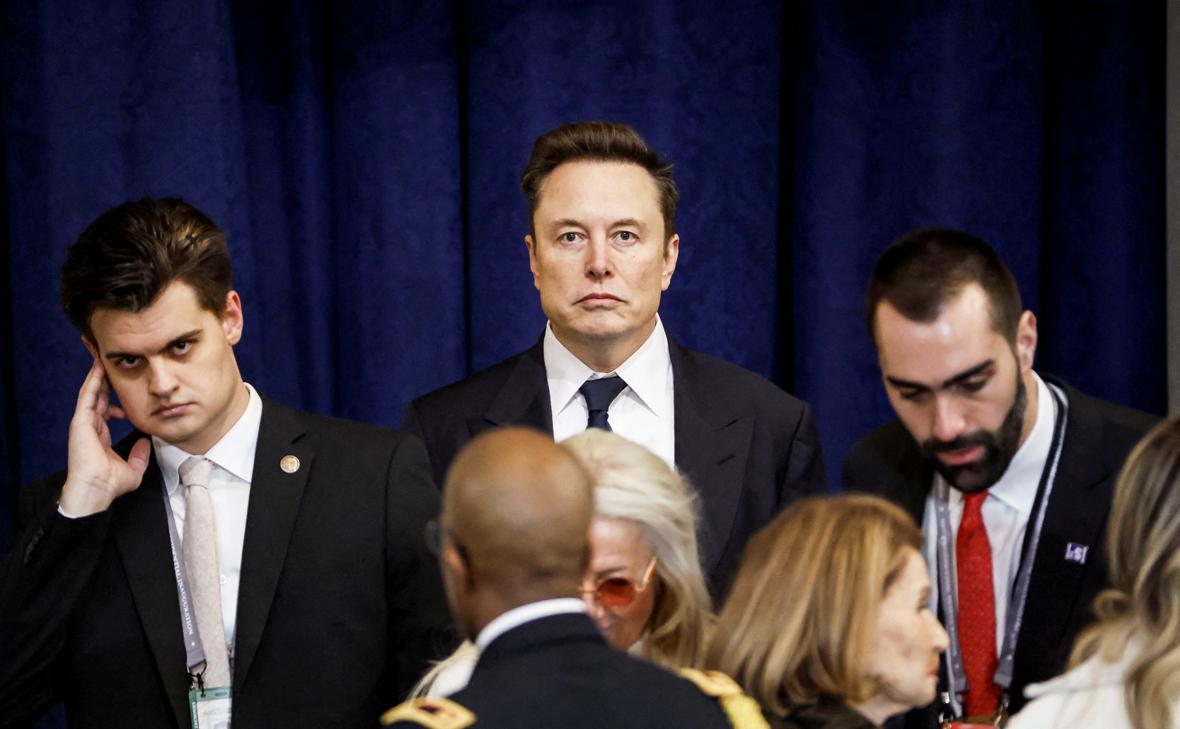 Илон Маск (в центре) (Shawn Thew / Reuters)