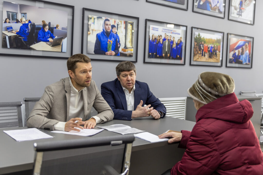Алексей Вихарев представил жителям Ирбита новый волонтерский центр