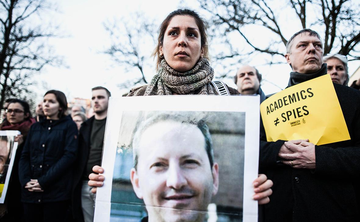 Люди протестуют перед посольством Ирана в Брюсселе, требуя освобождения Ахмадреза Джалали (он изображен на плакате), 2017 год (Kevin Van den Panhuyzen / Zuma / Global Look Press)
