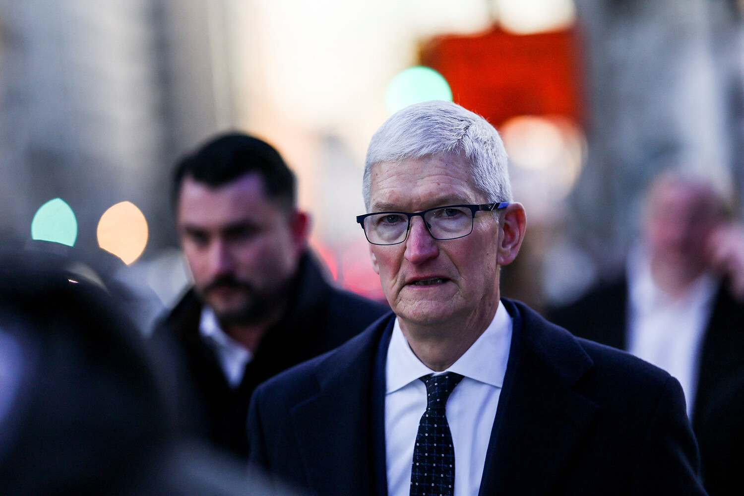 Apple и Тим Кук внедряют роботов для производства iPhone в США-0