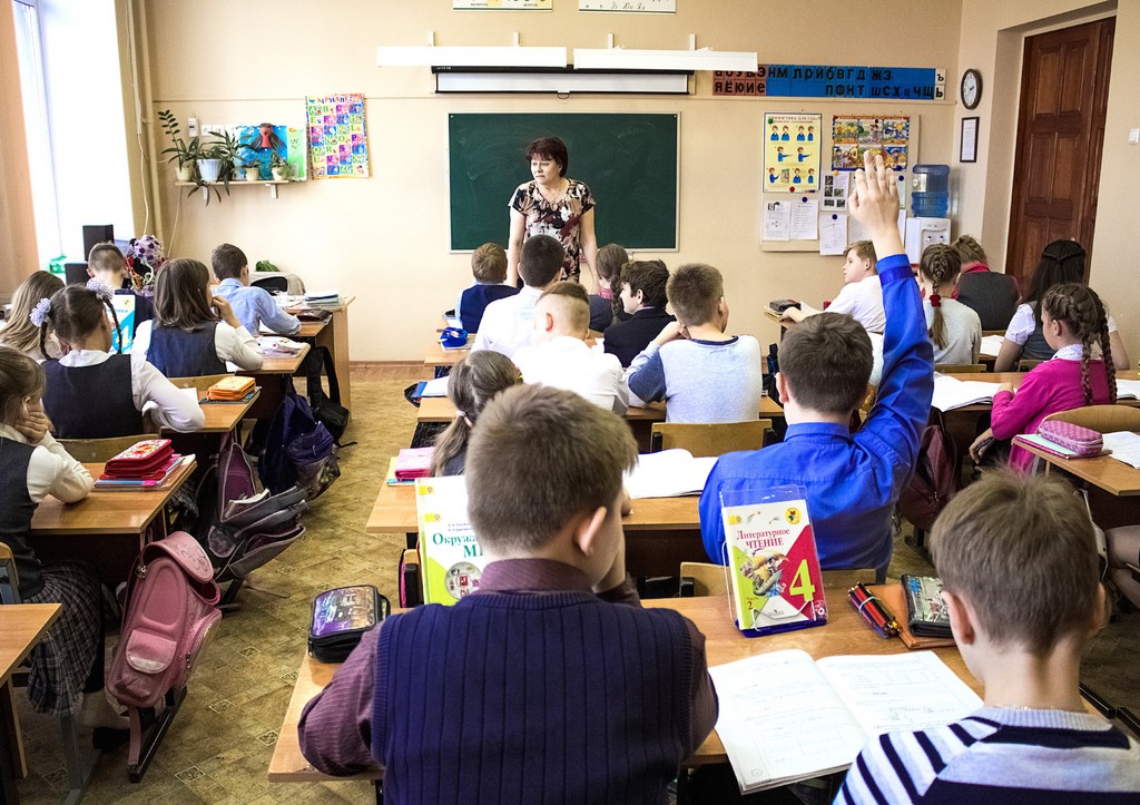 Учителям сократили количество уроков в день
