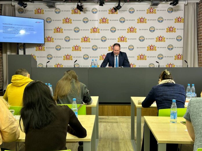 Тотальный диктант объединил Свердловскую область и Дом журналистов-0