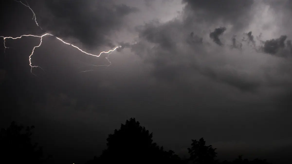 «Желтый» уровень опасности объявили в Москве 16 мая из-за грозы и сильного ветра