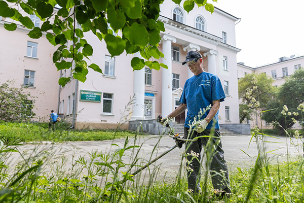 Алексей Вихарев и волонтеры преобразили сквер горбольницы №23