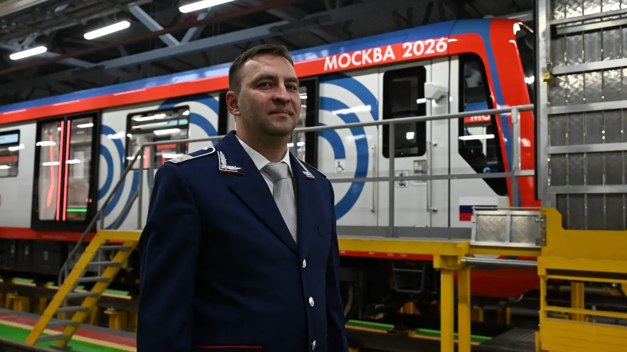 Первый заместитель начальника службы подвижного состава ГУП «Московский метрополитен» Антон Мокрушин рассказывает об особенностях нового поезда «Москва-2026» перед тем, как этот состав выйдет на Замоскворецкую линию и начнет перевозить пассажиров