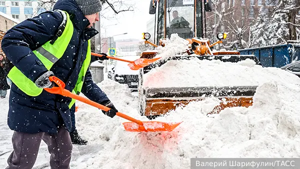 Климатолог: Сугробы накапливают реагенты, тяжелые металлы и автомобильные выбросы