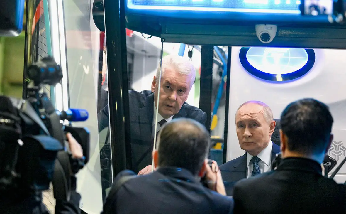 Сергей Собянин и Владимир Путин во время осмотра выставки автономного транспорта в электродепо  Аминьевское  Московского метрополитена, 16 января 2026 г. (Григорий Сысоев / РИА Новости)