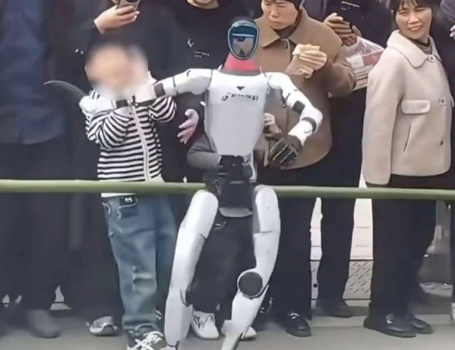 Робот Unitree Robotics G1 удивил на детском шоу-0