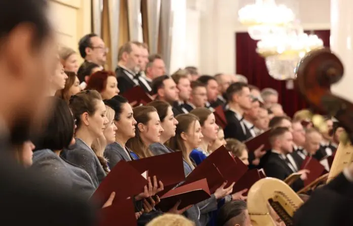 Филармония Свердловска, Хасанов, Петренко: трио на хоровом форуме-0