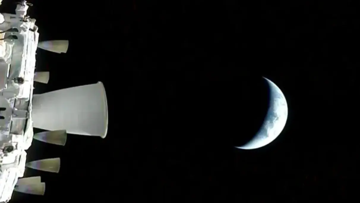 NASA показало снимок полумесяца Земли с расстояния в 70 тысяч километров
