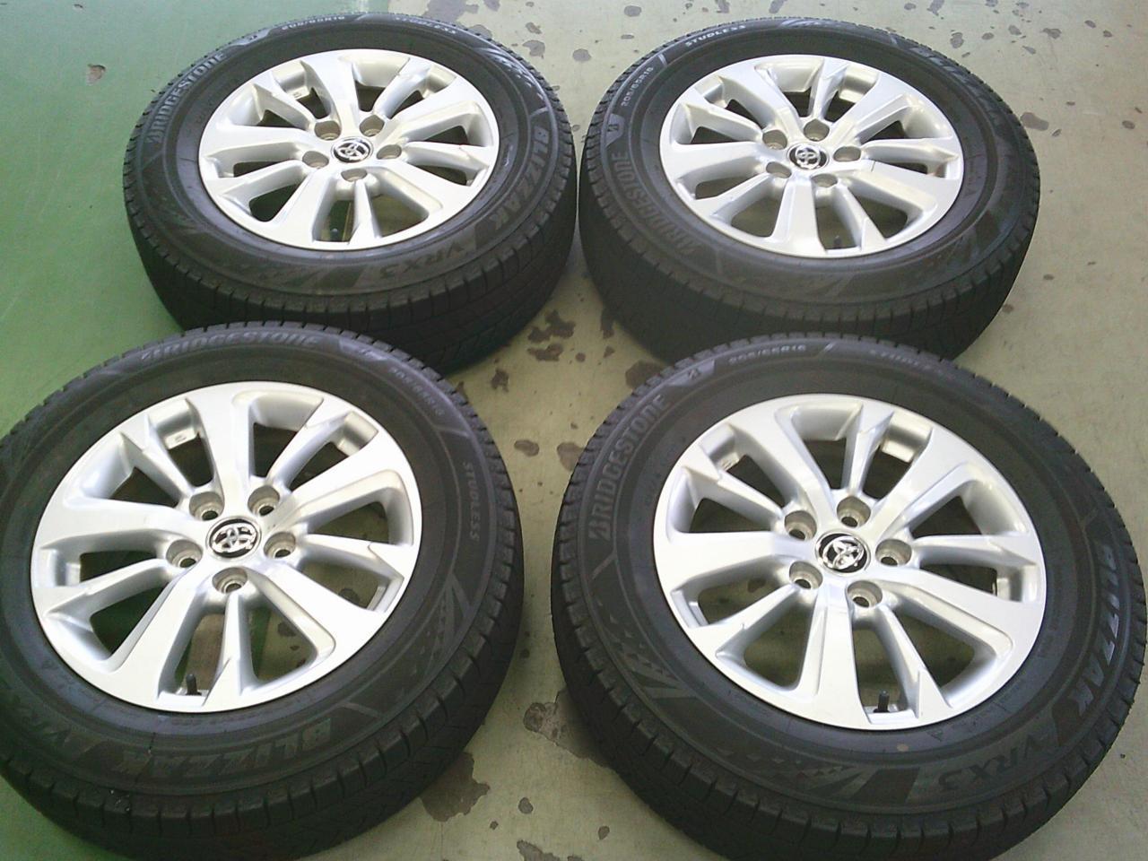 Комплект шин BRIDGESTONE BLIZZAK VRX3 + штатные диски Toyota Yaris крестовой