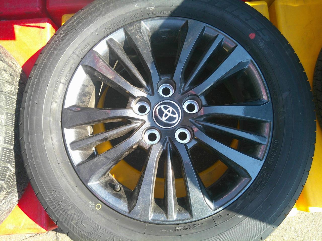 Комплект шин TOYO PROXES J68 + штатные диски Toyota Noah / Voxy 90 серии