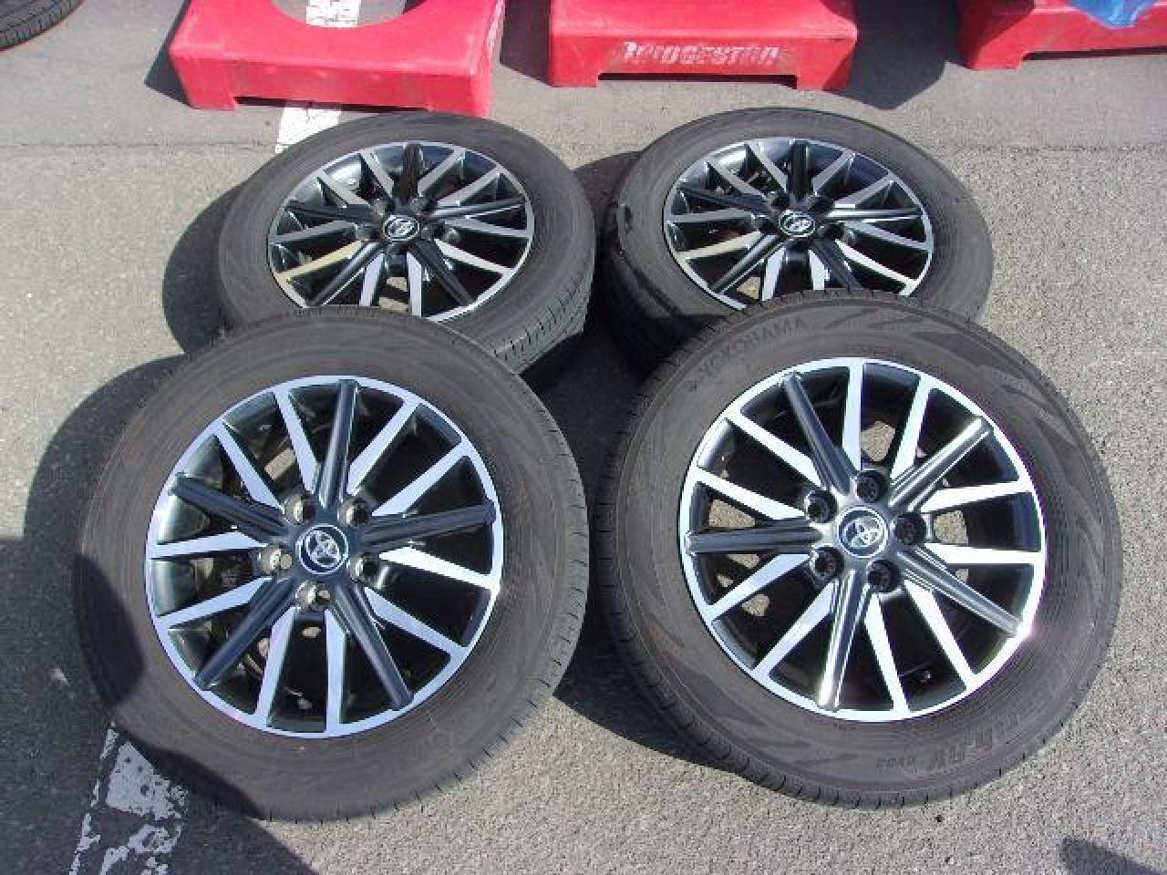 Комплект шин YOKOHAMA BluEarth RV02 + штатные диски Toyota 80 серии Noah, Voxy (дорестайл)