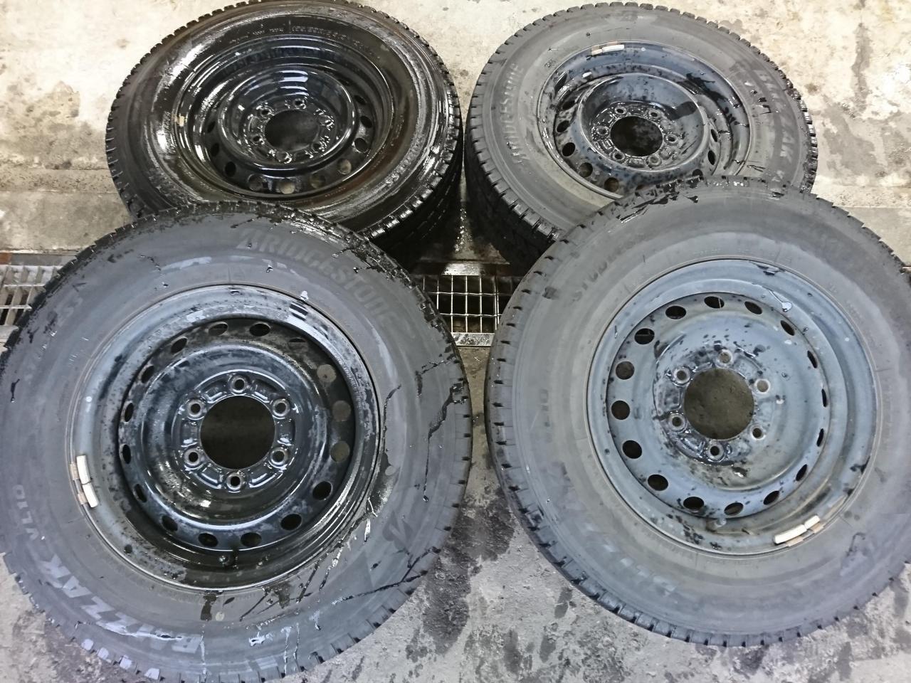Комплект шин BRIDGESTONE BLIZZAK VL10 + штатные стальные диски Toyota Hiace 200 серии