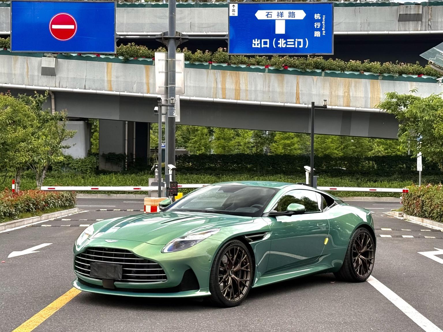 Aston Martin DB12 2025 4.0T V8 Goldfinger Edition