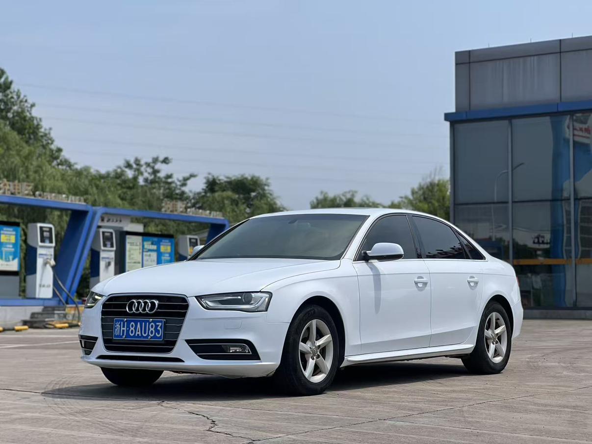 Audi A4L 2015 30 TFSI АКПП Комфорт