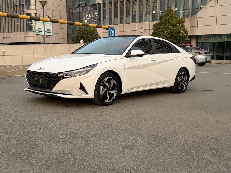 Hyundai Elantra 2022 1.5L CVT LUX Premium Edition