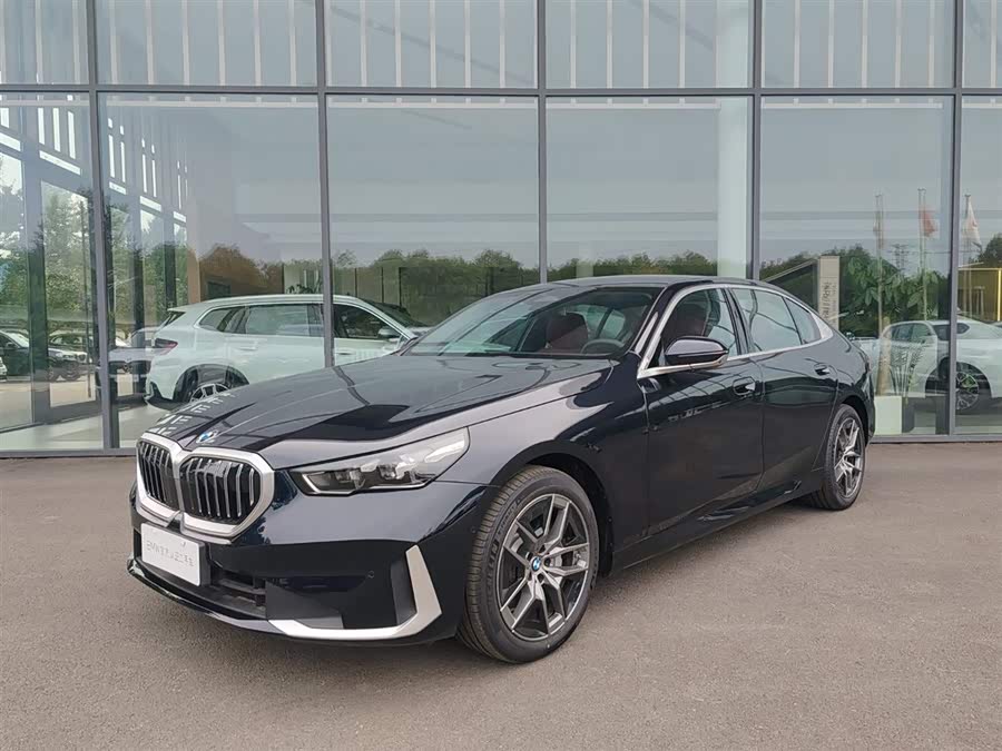 2025 BMW 5 Series 530Li Leading Luxury Package