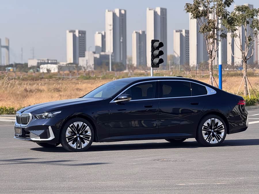 BMW 5 Series 2024 530Li Luxury Package