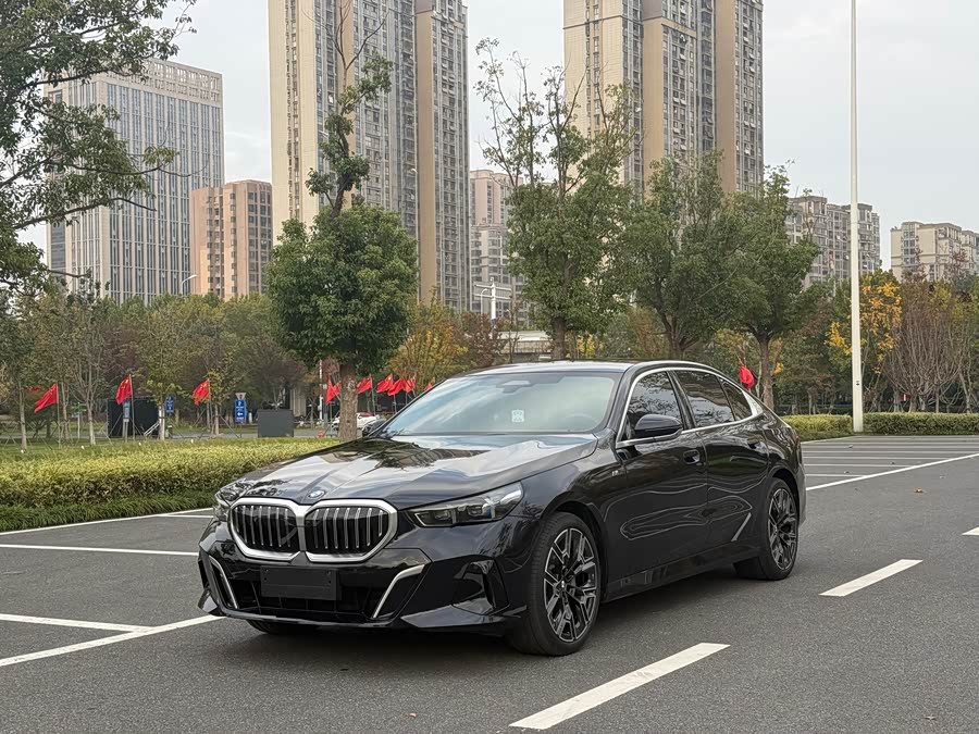 2025 BMW 5 Series 530Li Luxury M Sport Package