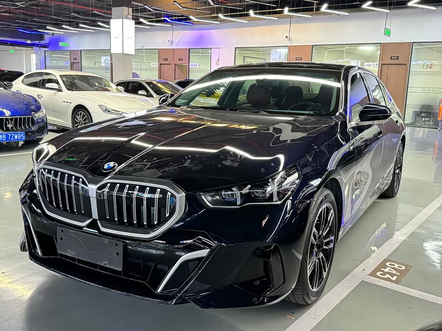 2025 BMW 5 Series 530Li Leading Luxury Package