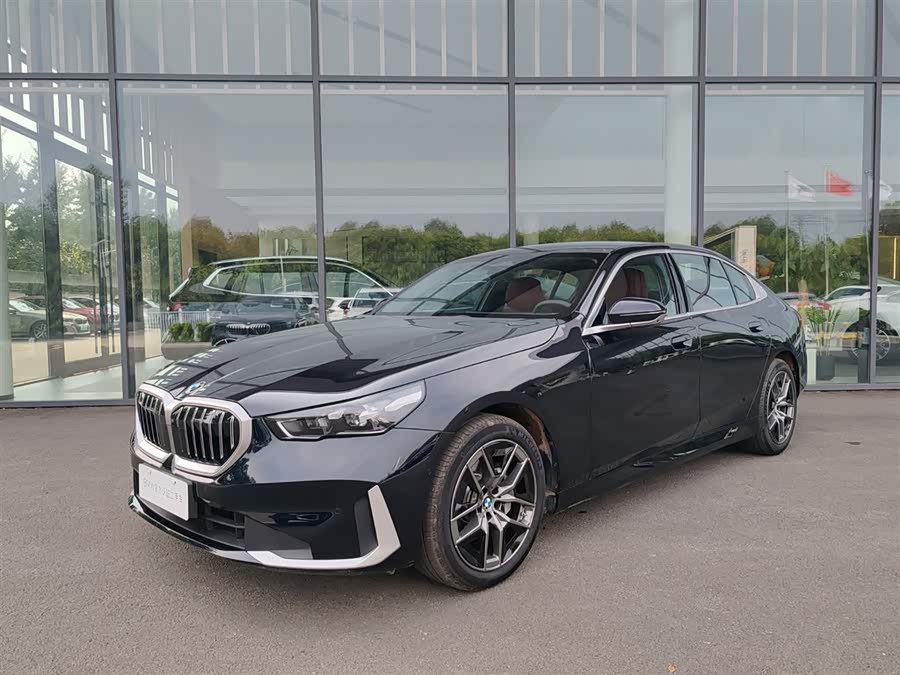 2025 BMW 5 Series 530Li Leading Luxury Package