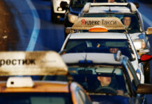 Конфликт с таксистом в Химках закончился нападением на пассажира A car with the logo of Russian online taxi service Yandex Taxi is seen stuck in a traffic jam in Moscow